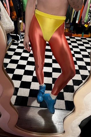 Squeezy peach leggings with colored panties