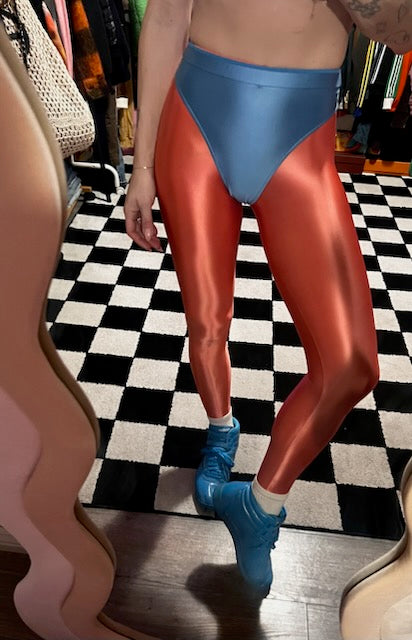 Squeezy peach leggings with colored panties